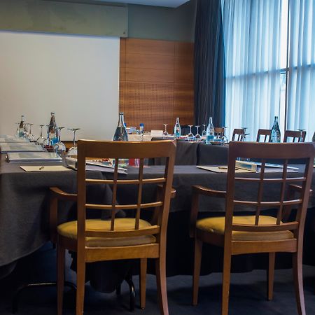 Gran Hotel Lakua Vitoria-Gasteiz Exteriér fotografie A meeting room at the hotel