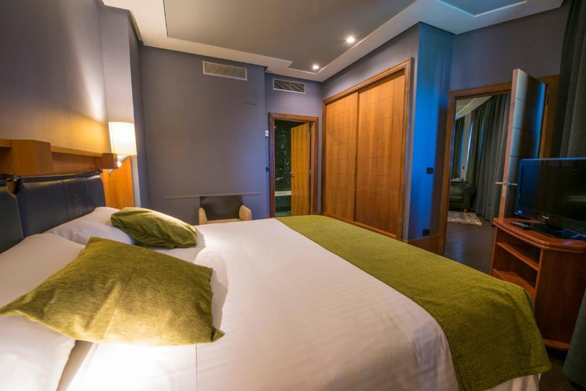 Gran Hotel Lakua Vitoria-Gasteiz Exteriér fotografie A bedroom at the hotel