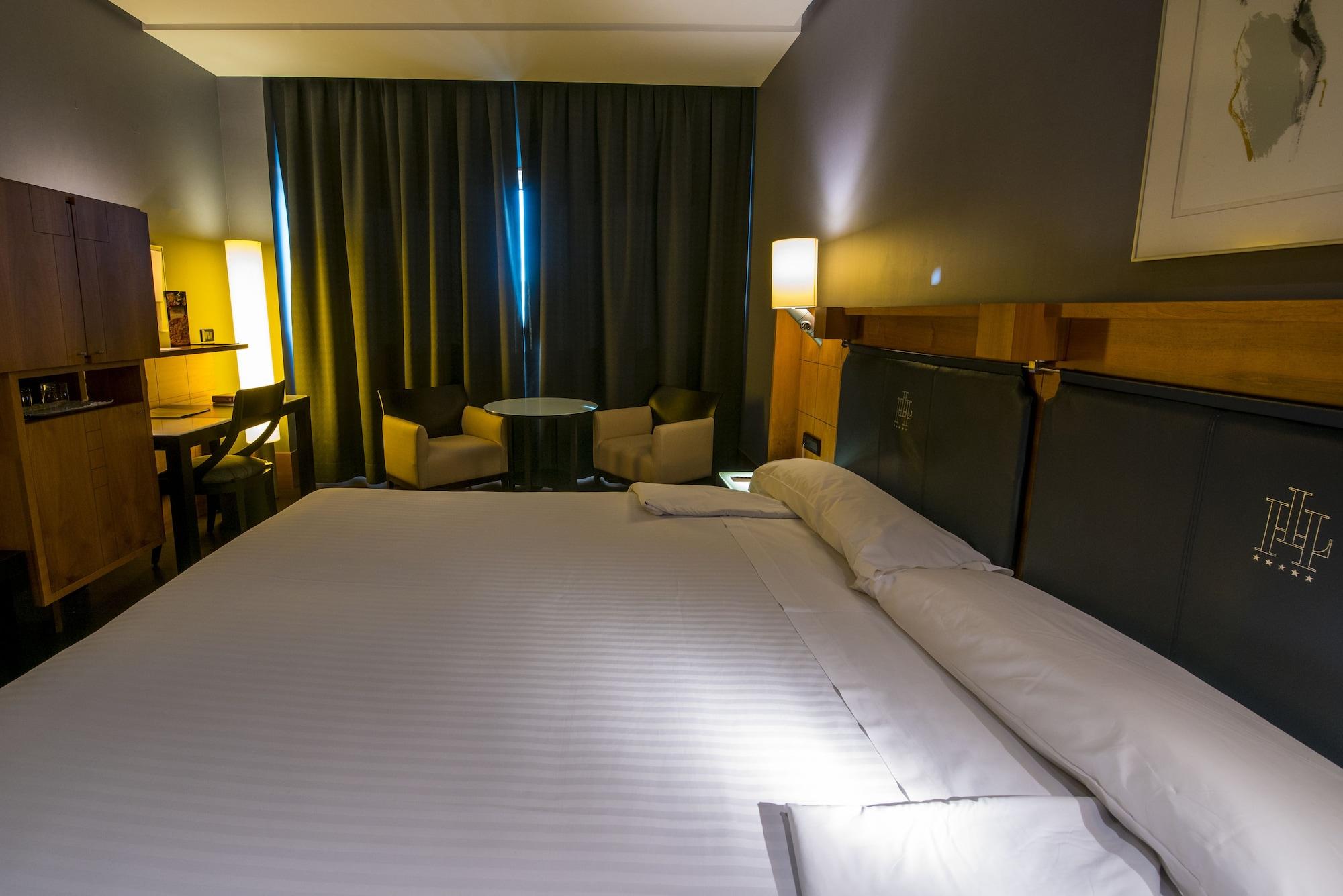 Gran Hotel Lakua Vitoria-Gasteiz Exteriér fotografie A room at the hotel