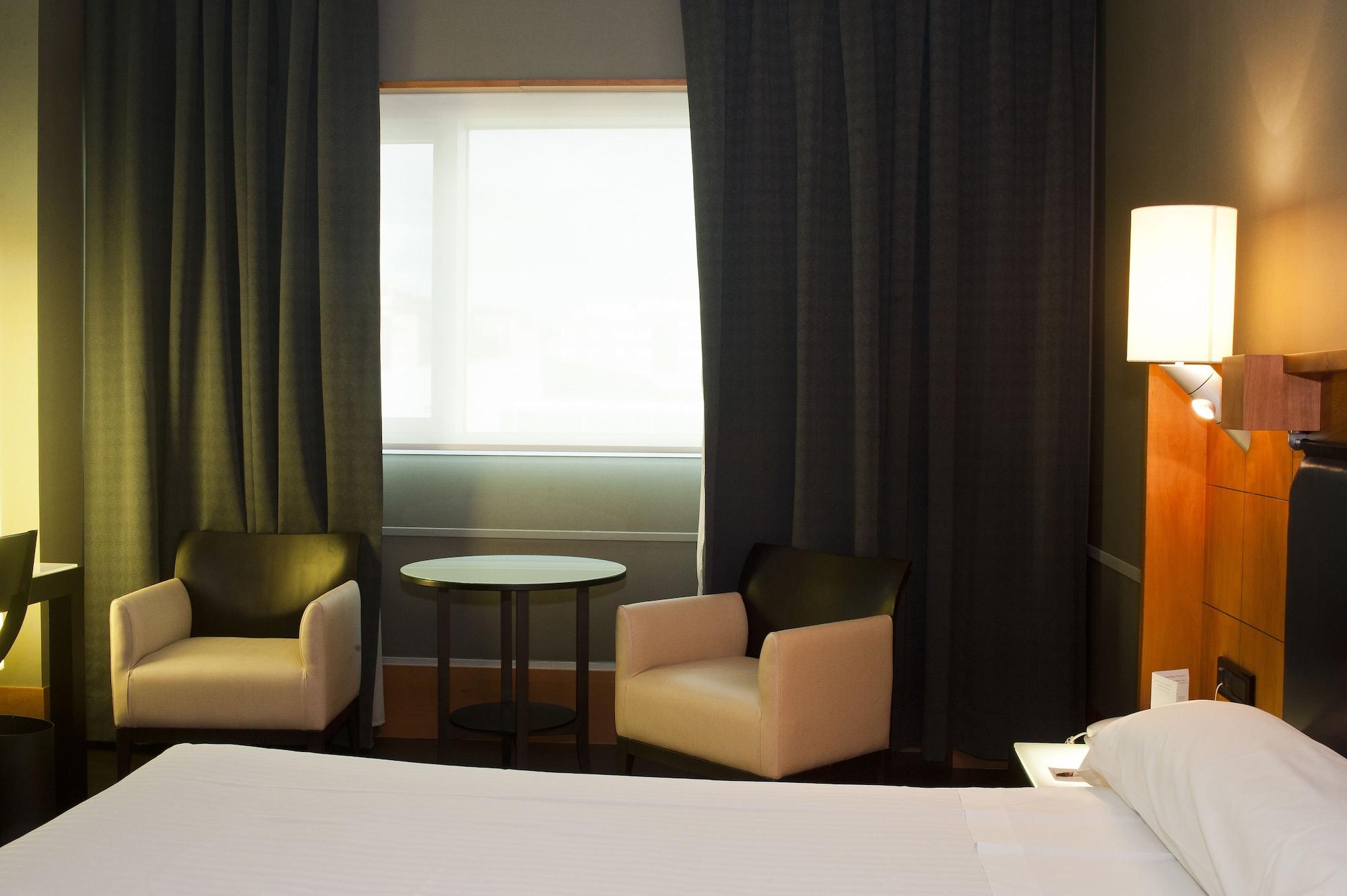 Gran Hotel Lakua Vitoria-Gasteiz Exteriér fotografie A room at the hotel