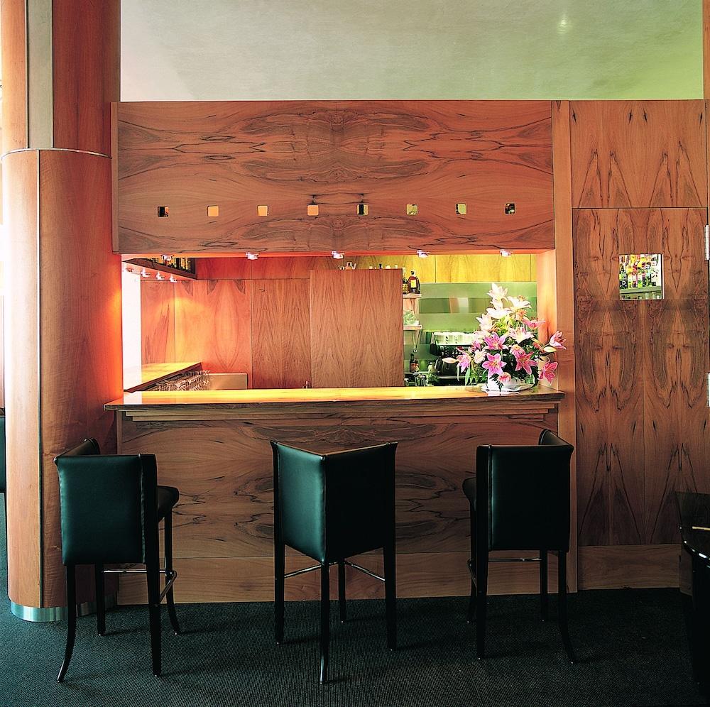 Gran Hotel Lakua Vitoria-Gasteiz Exteriér fotografie The bar at the restaurant