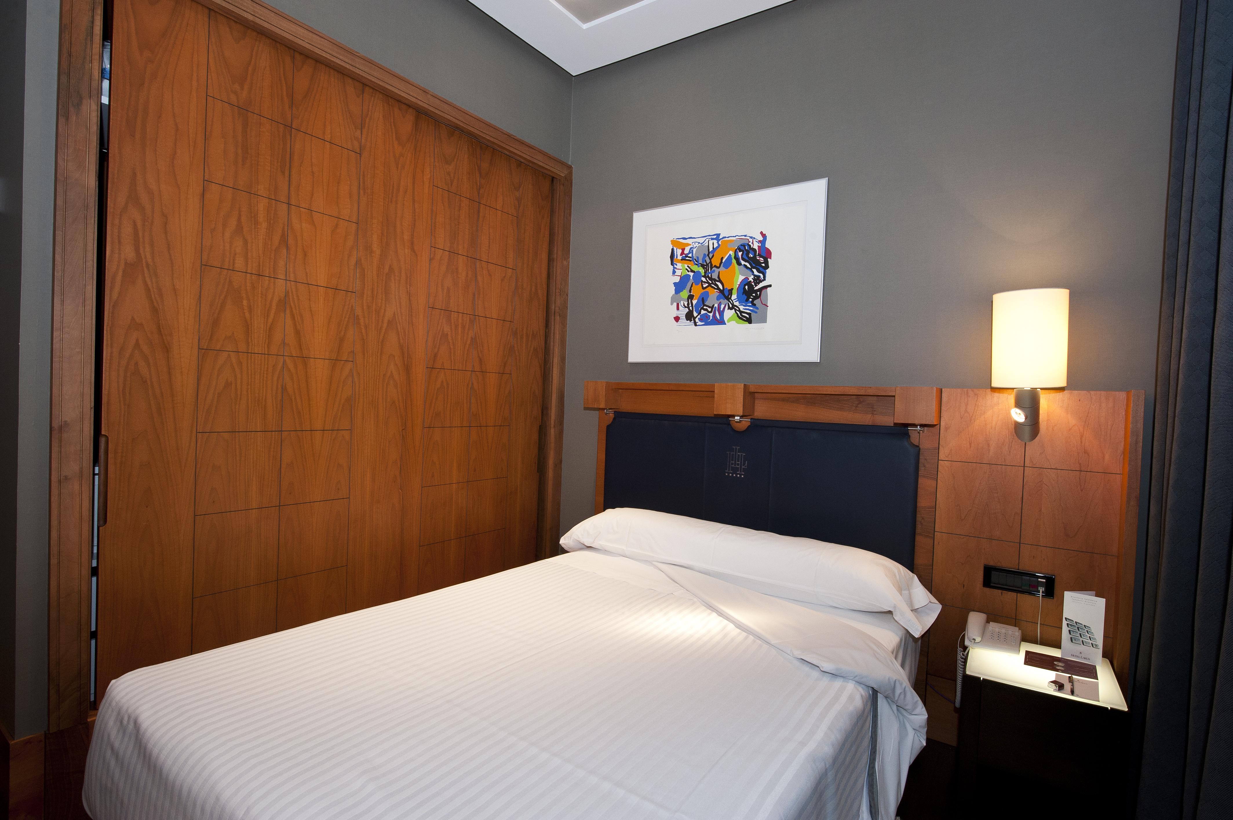 Gran Hotel Lakua Vitoria-Gasteiz Exteriér fotografie A room at the hotel