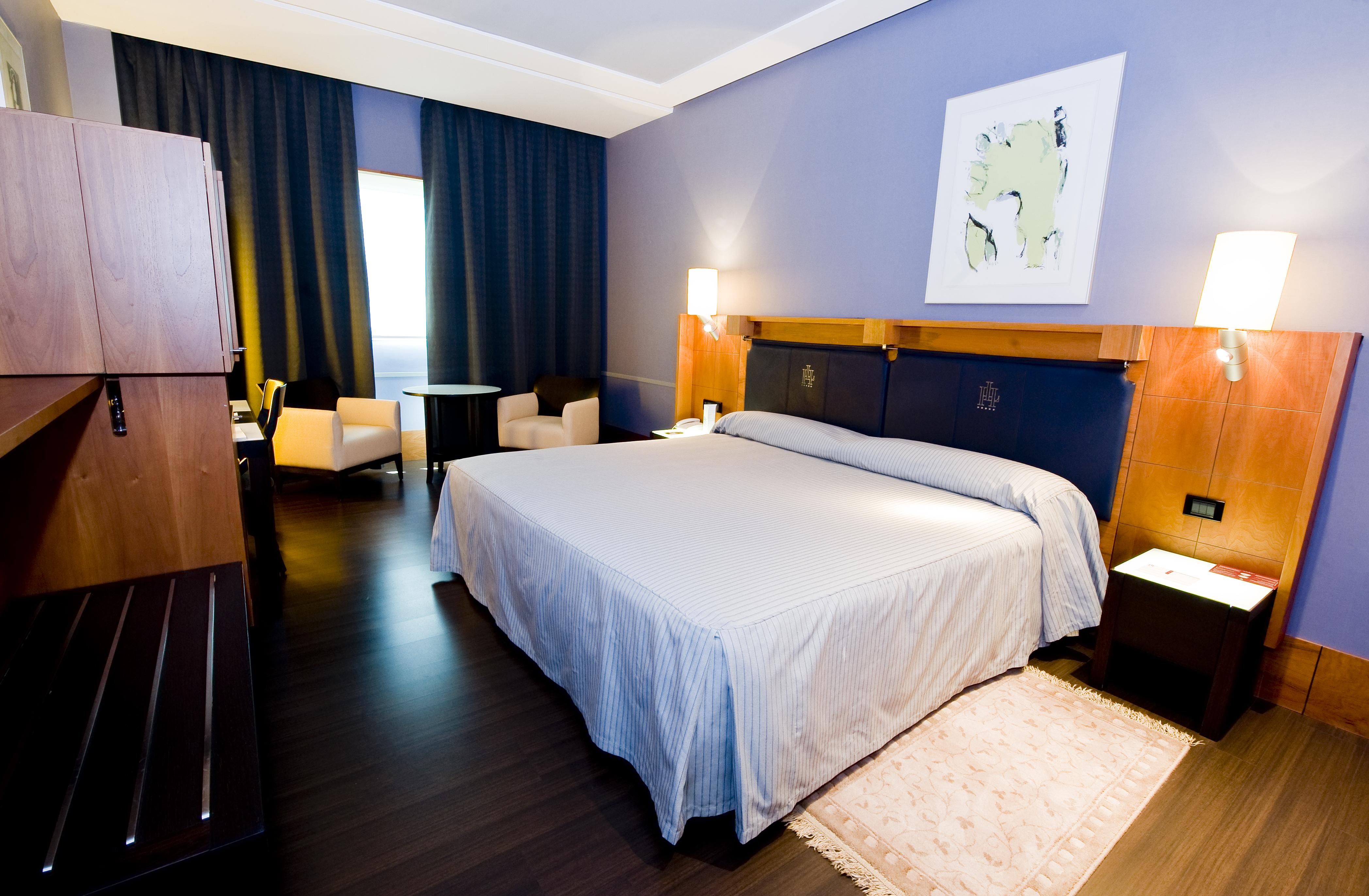 Gran Hotel Lakua Vitoria-Gasteiz Pokoj fotografie A room at the hotel