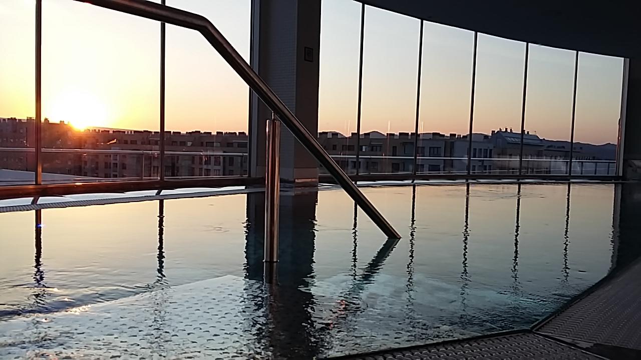 Gran Hotel Lakua Vitoria-Gasteiz Exteriér fotografie The rooftop pool at the hotel