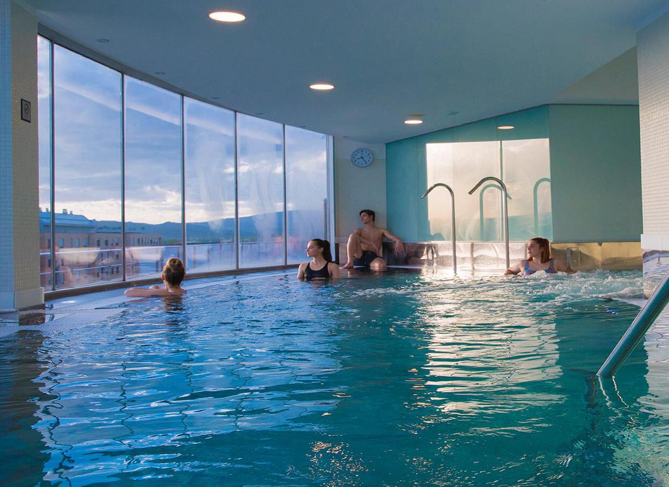 Gran Hotel Lakua Vitoria-Gasteiz Exteriér fotografie The thermal pool at the Grand Hotel
