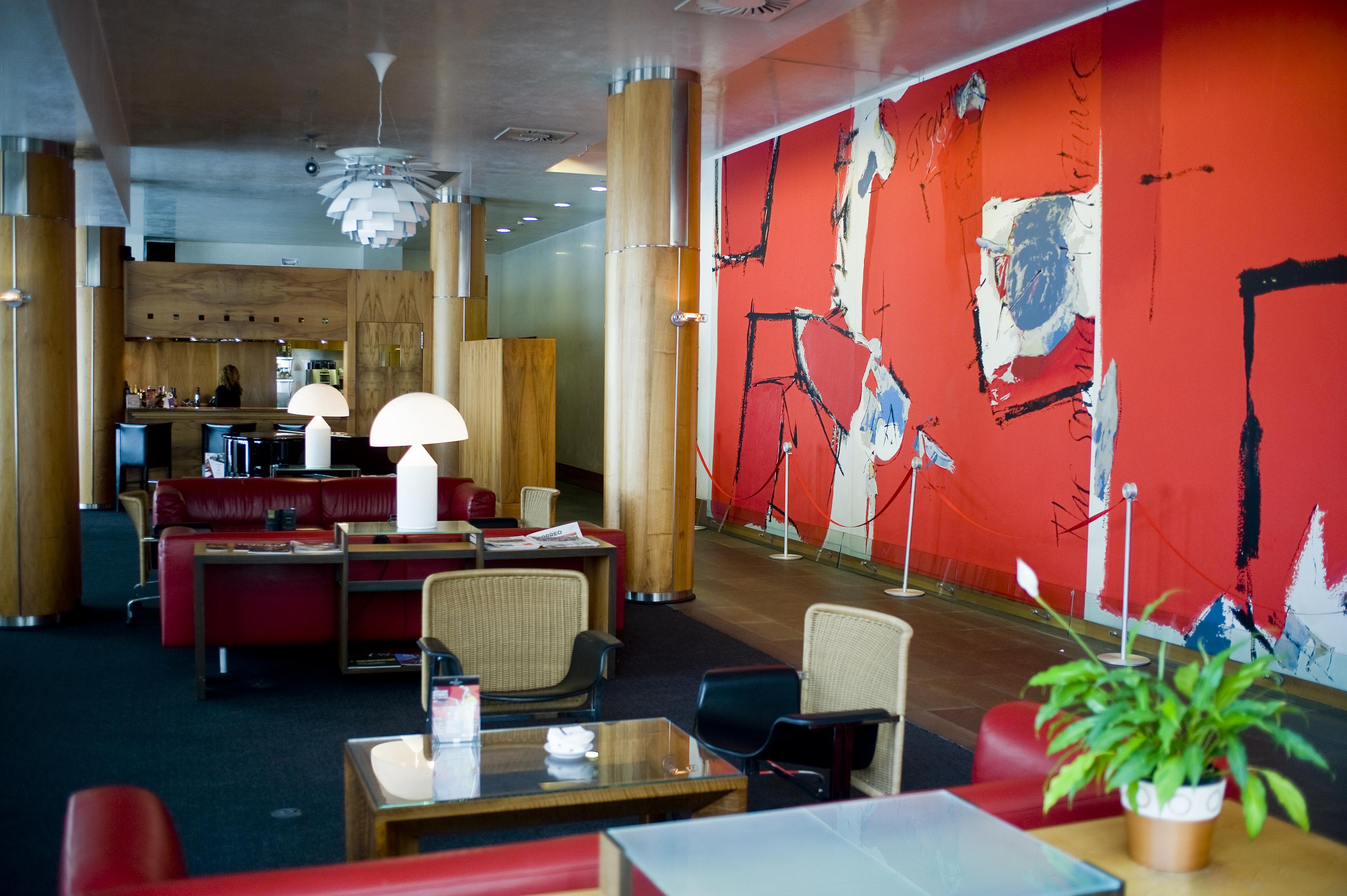 Gran Hotel Lakua Vitoria-Gasteiz Exteriér fotografie The lounge at the airport