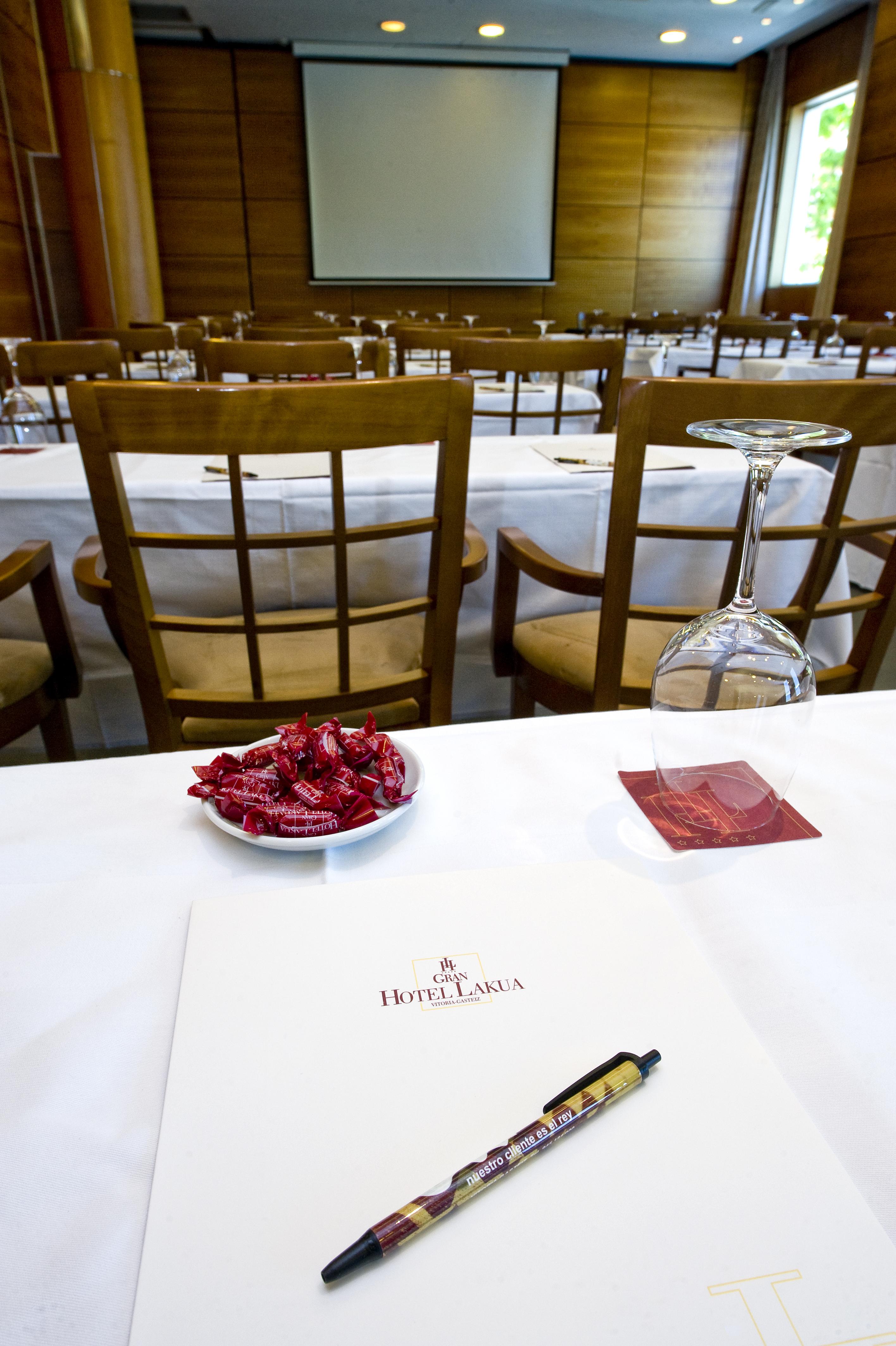 Gran Hotel Lakua Vitoria-Gasteiz Exteriér fotografie A bowl of rose petals at a wedding