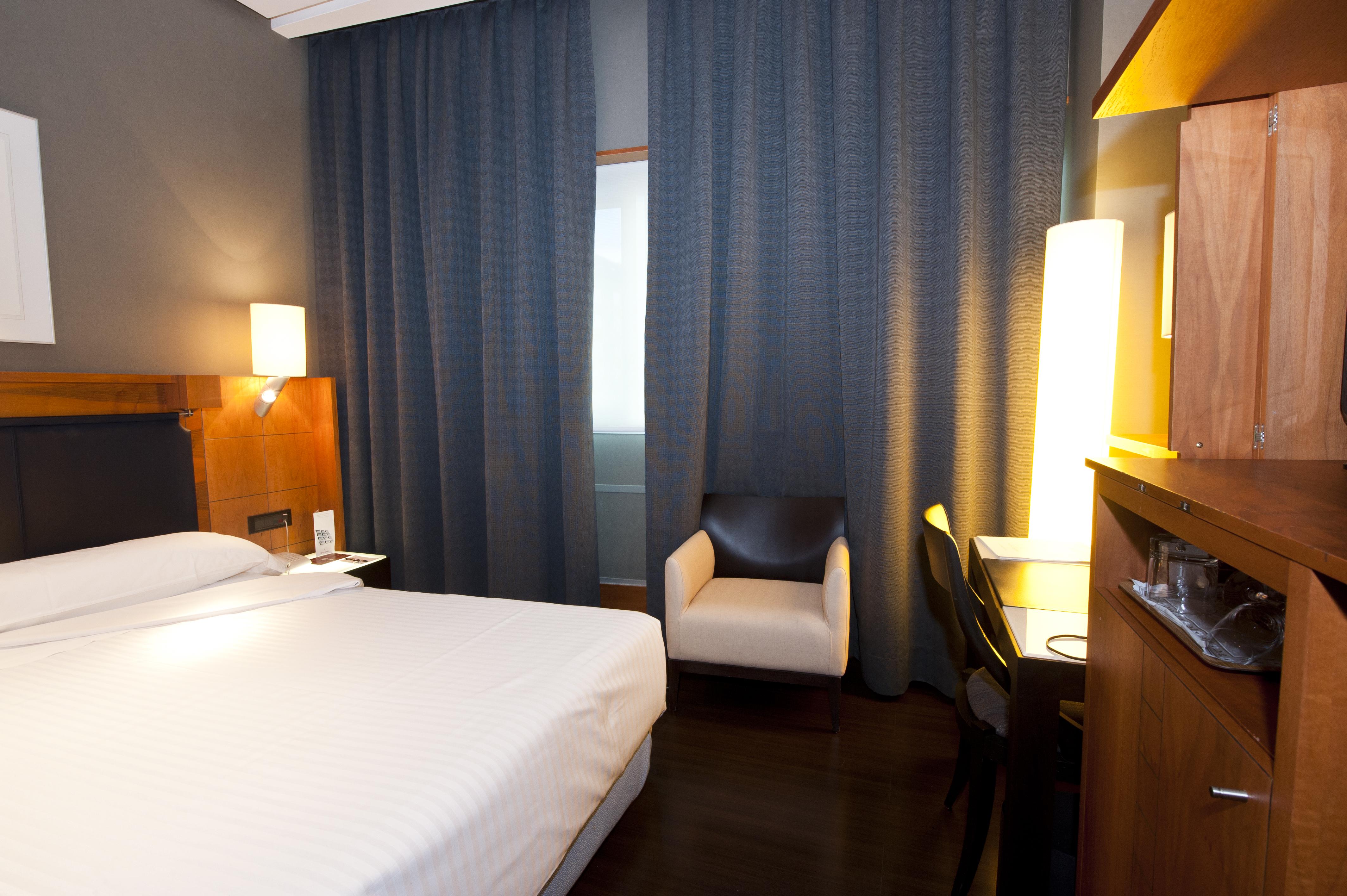 Gran Hotel Lakua Vitoria-Gasteiz Exteriér fotografie A room at the hotel