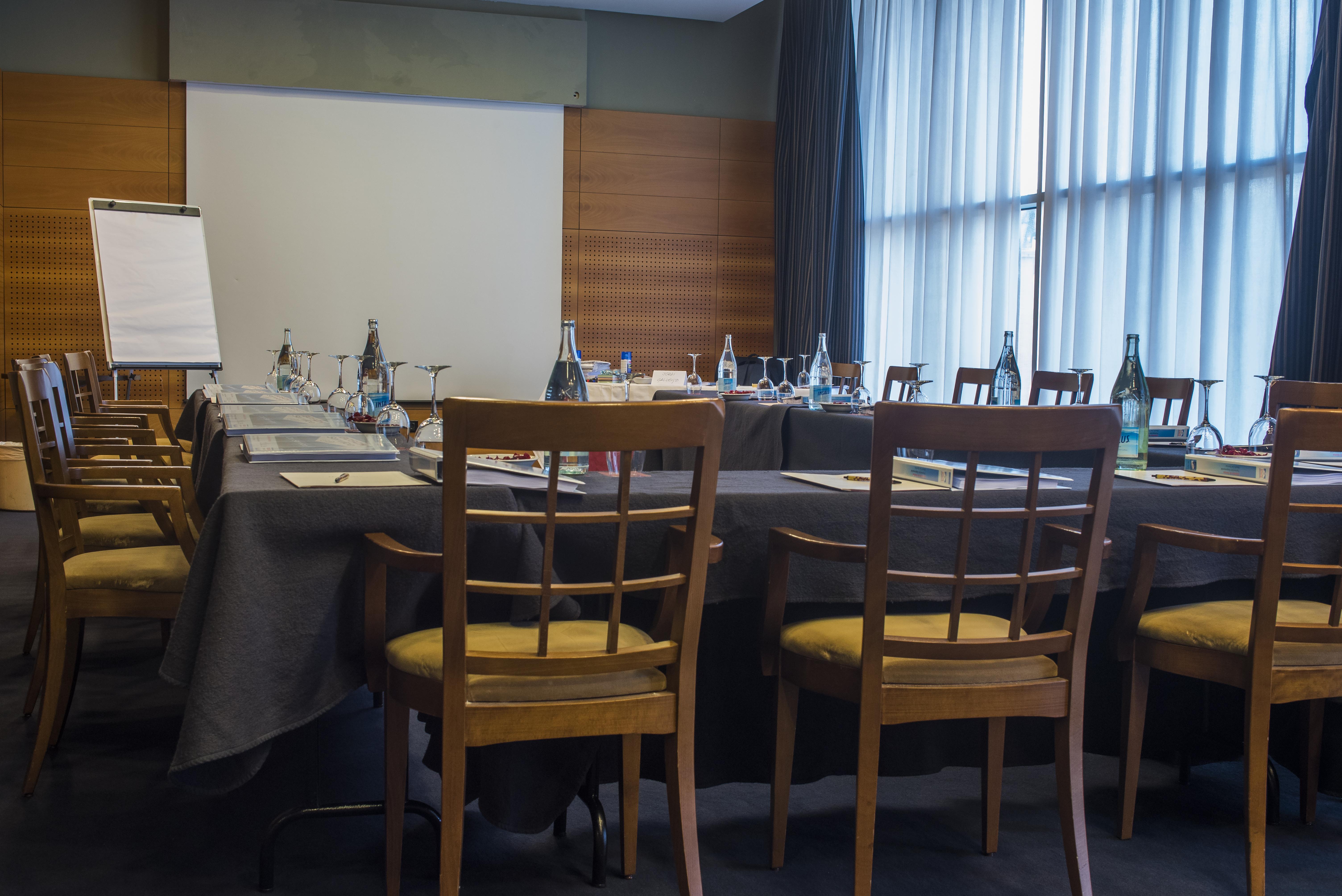 Gran Hotel Lakua Vitoria-Gasteiz Exteriér fotografie A meeting room at the hotel