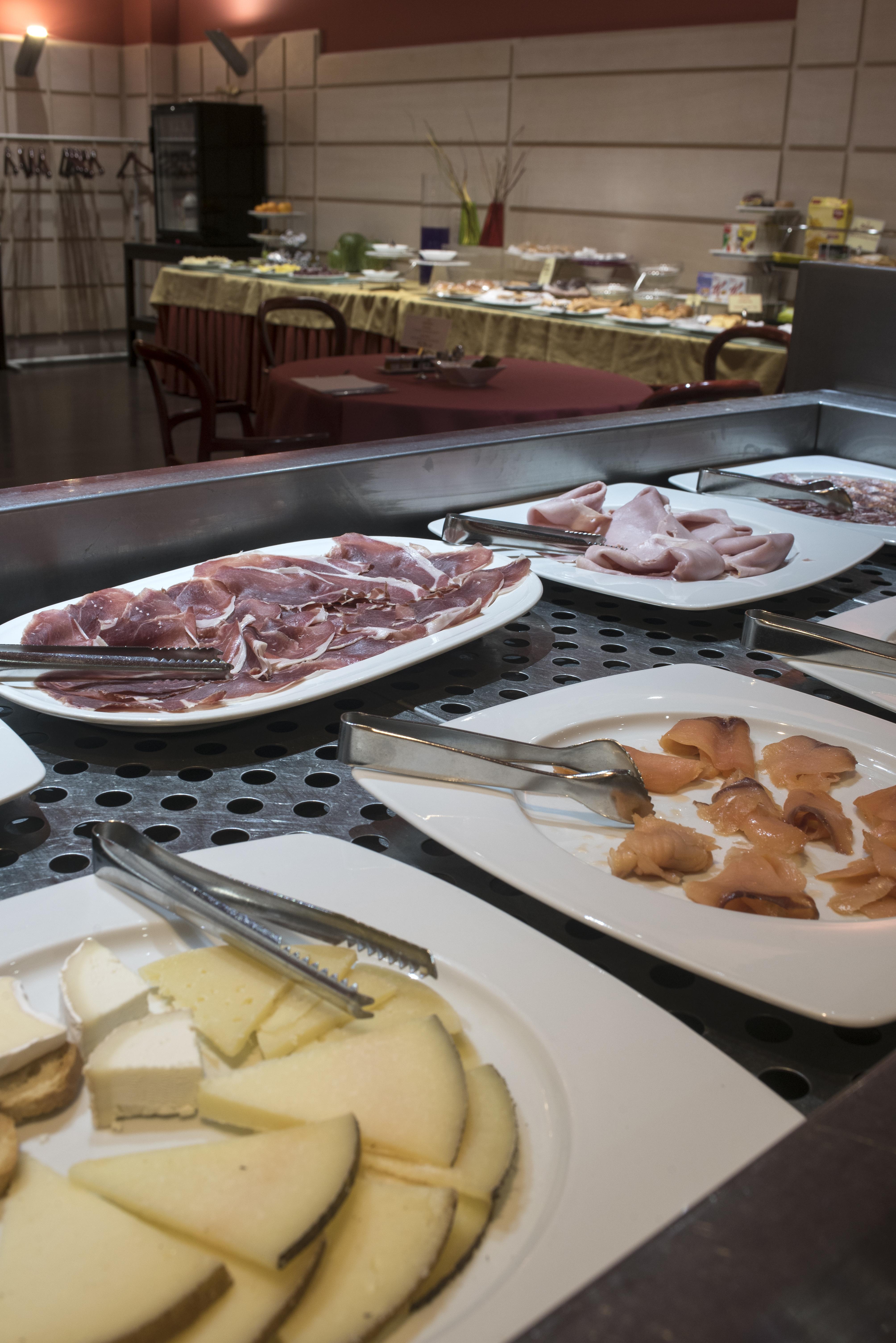 Gran Hotel Lakua Vitoria-Gasteiz Exteriér fotografie Cold cuts