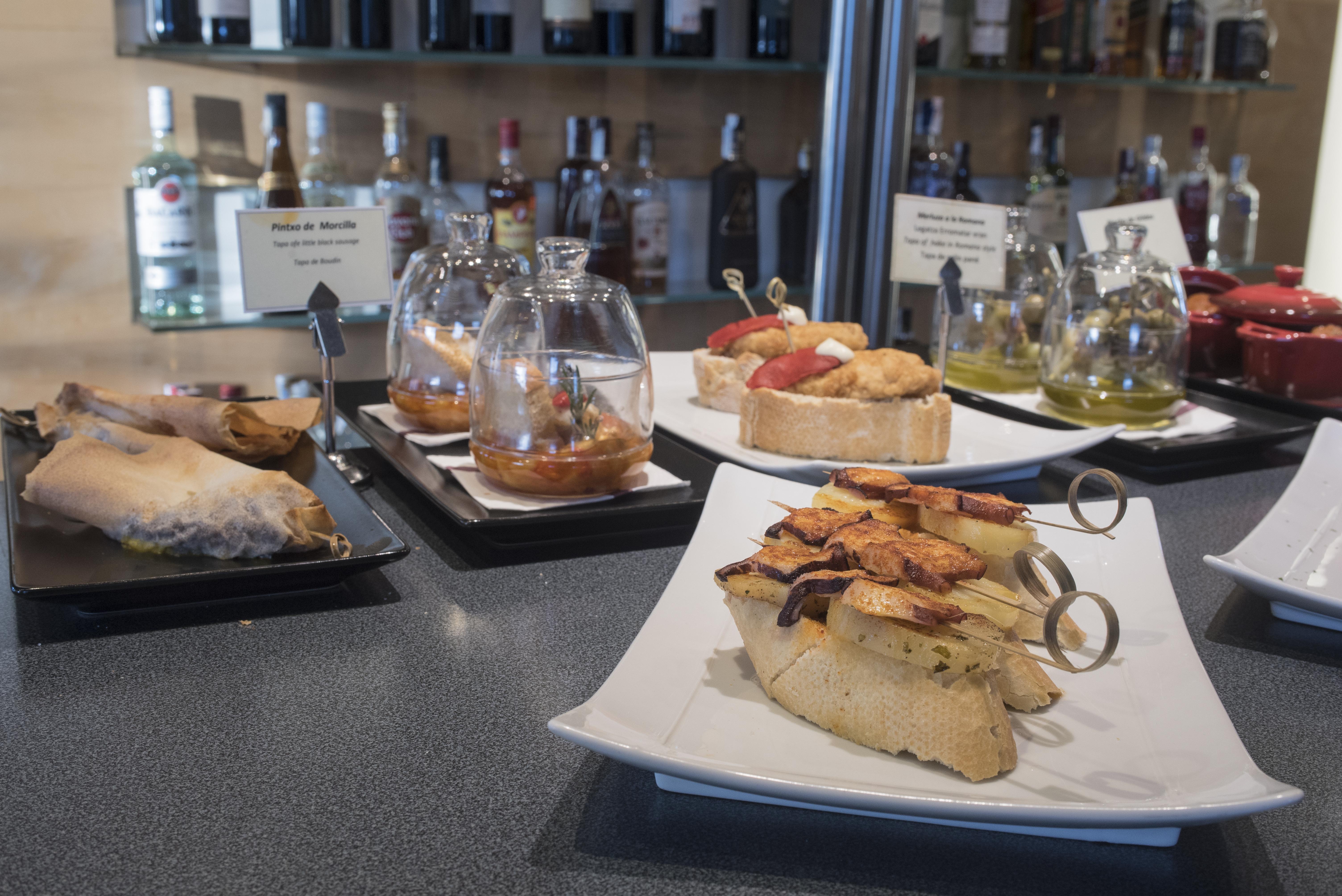 Gran Hotel Lakua Vitoria-Gasteiz Exteriér fotografie Pintxo tapas