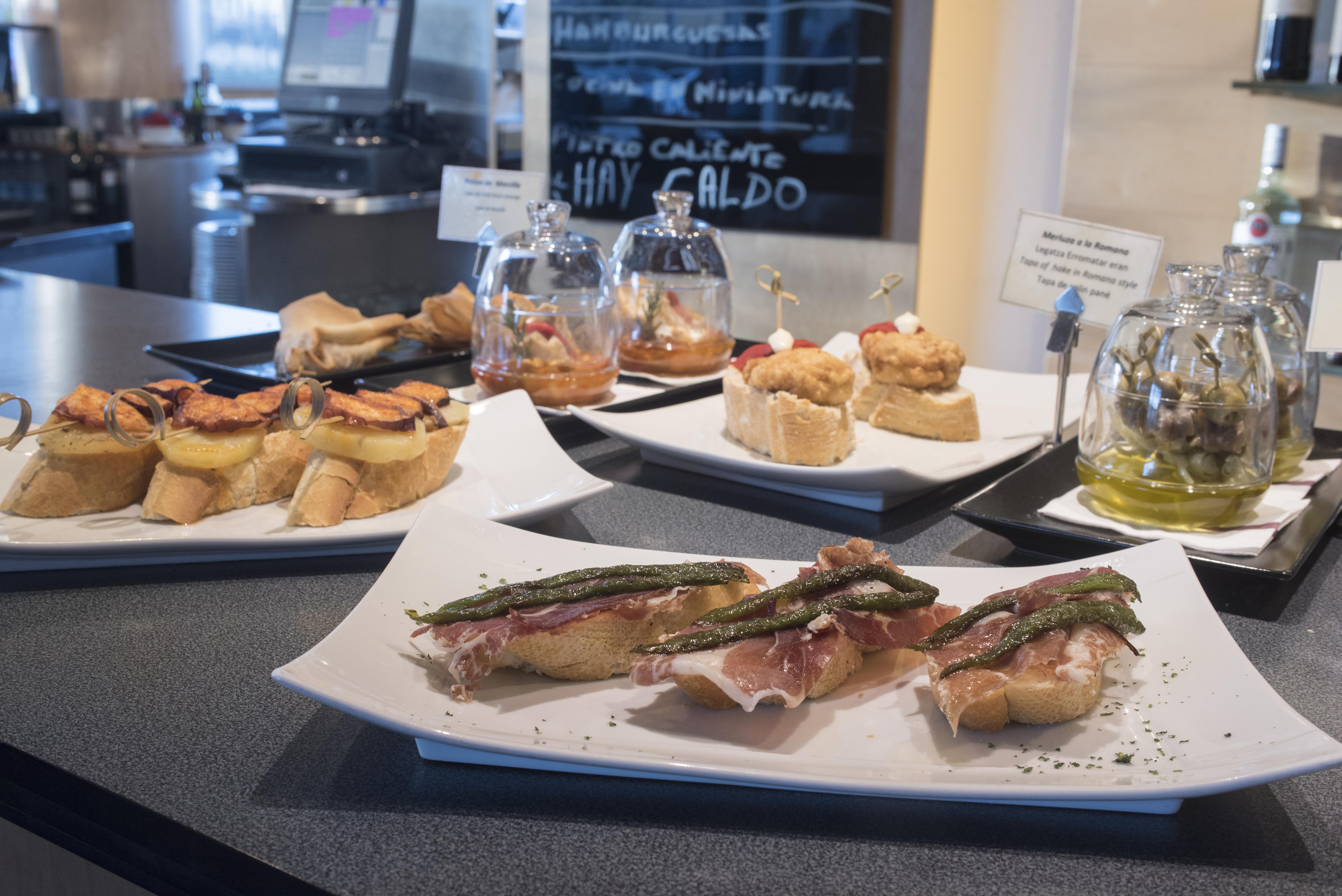 Gran Hotel Lakua Vitoria-Gasteiz Exteriér fotografie Pintxo tapas