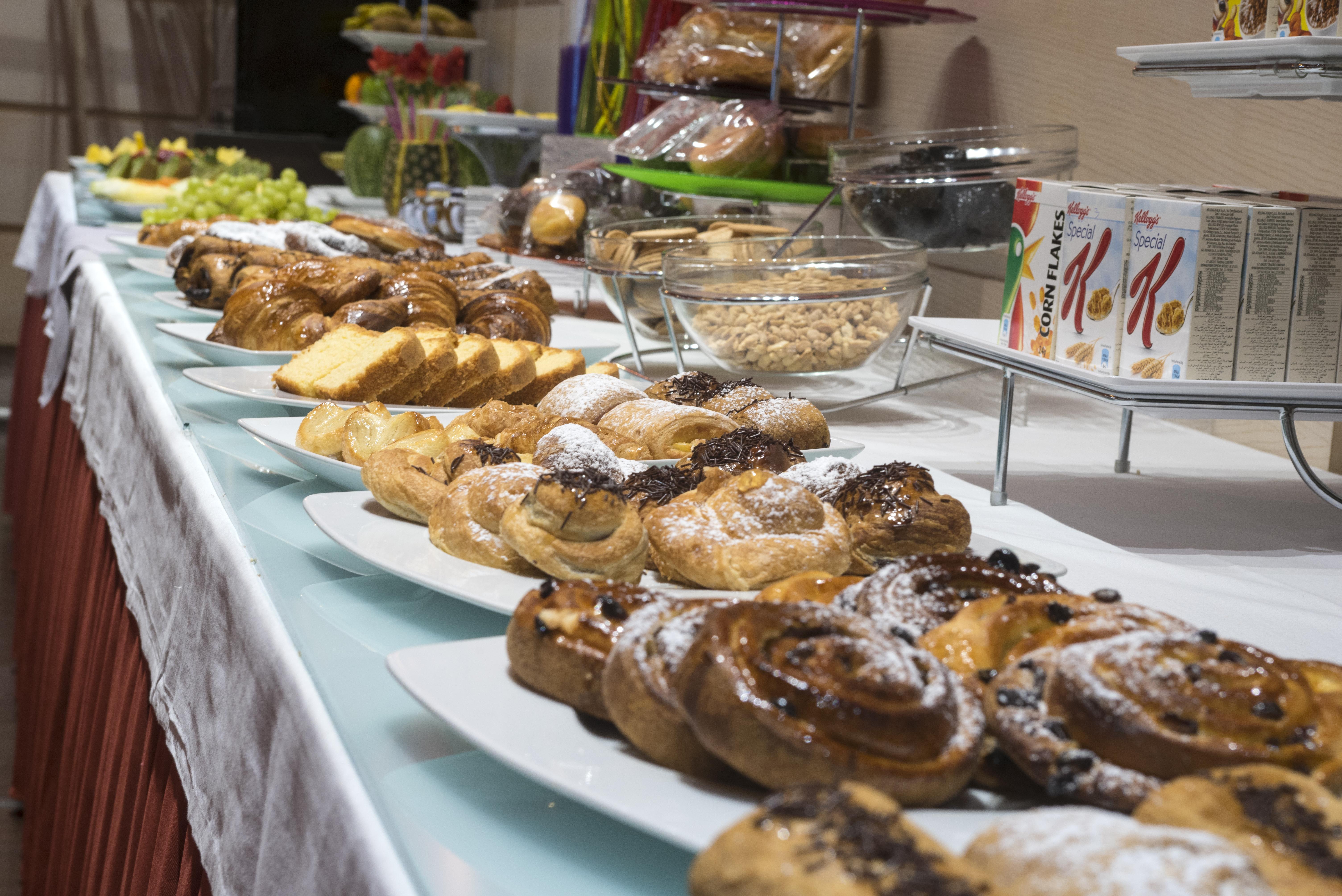Gran Hotel Lakua Vitoria-Gasteiz Exteriér fotografie A buffet of pastries