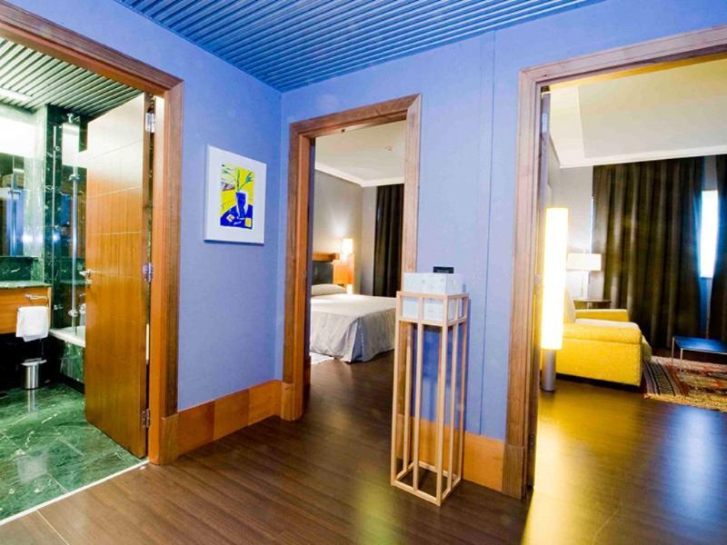 Gran Hotel Lakua Vitoria-Gasteiz Exteriér fotografie A suite at the hotel