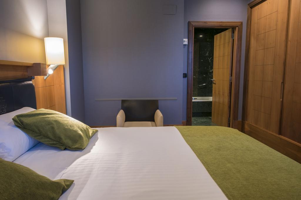 Gran Hotel Lakua Vitoria-Gasteiz Exteriér fotografie A room at the hotel