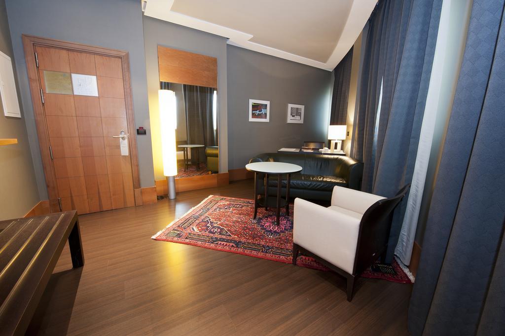Gran Hotel Lakua Vitoria-Gasteiz Exteriér fotografie A suite at the hotel