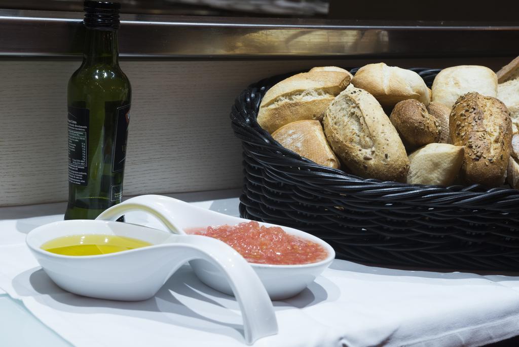 Gran Hotel Lakua Vitoria-Gasteiz Exteriér fotografie Olive oil and bread