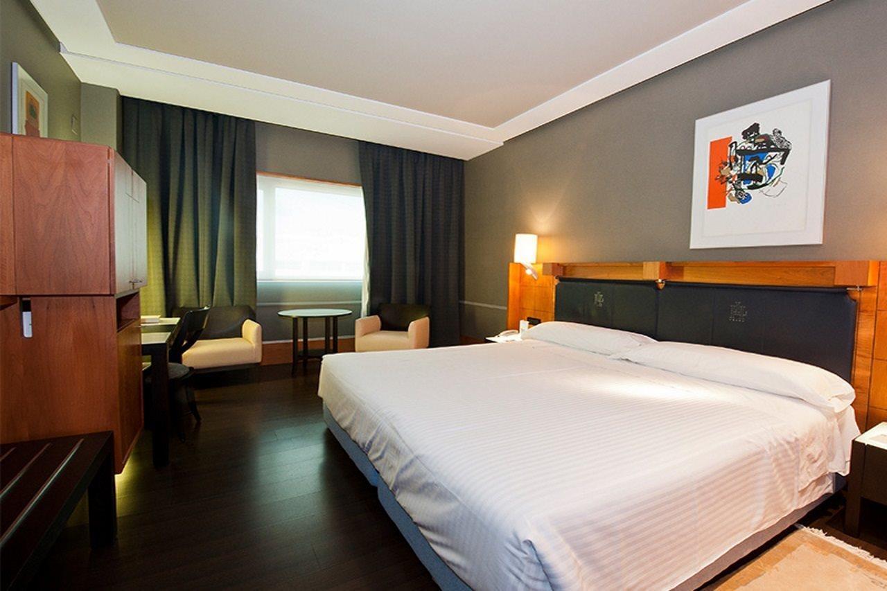 Gran Hotel Lakua Vitoria-Gasteiz Exteriér fotografie A room at the hotel
