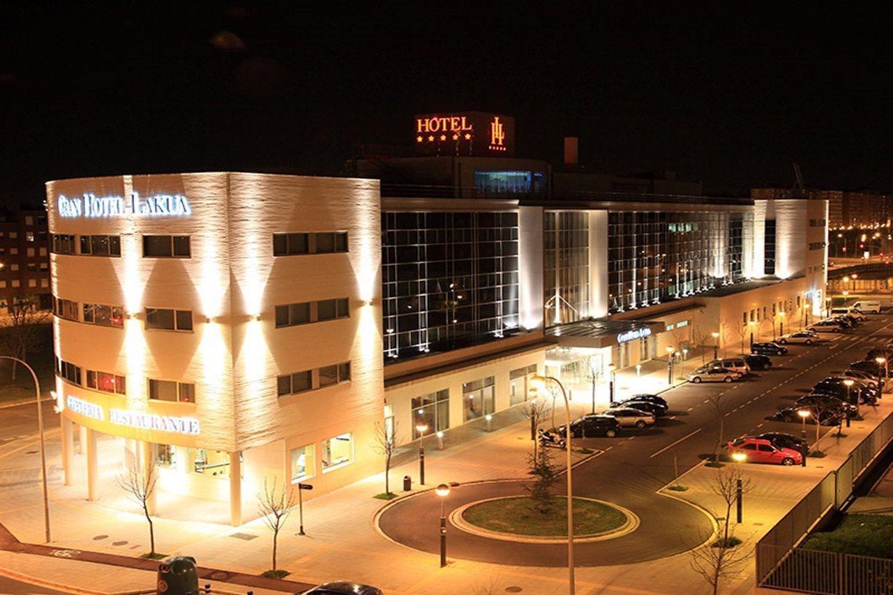 Gran Hotel Lakua Vitoria-Gasteiz Exteriér fotografie The hotel at night
